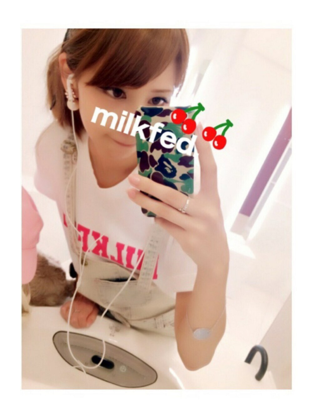 ピンク系のTシャツ/カットソー、ブルー系のスカート、グリーン系のスマホケース/カバーを着用したレディースの夏コーディネートの1枚目の写真