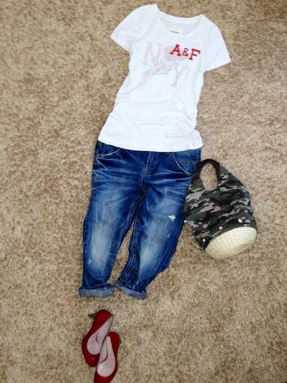 「デニム、パンプス、カモフラ、Tシャツ、ボーイフレンドデニム、SALEで買いました、クラッシュデニム、白Tシャツ、ぺろーん再、赤好き同盟」｜「Abercrombie&Fitchのトップス（Tシャツ/カットソー、ホワイト系）」を使った、あいうさん（レディース・159cm）の夏コーディネートの1枚目の写真