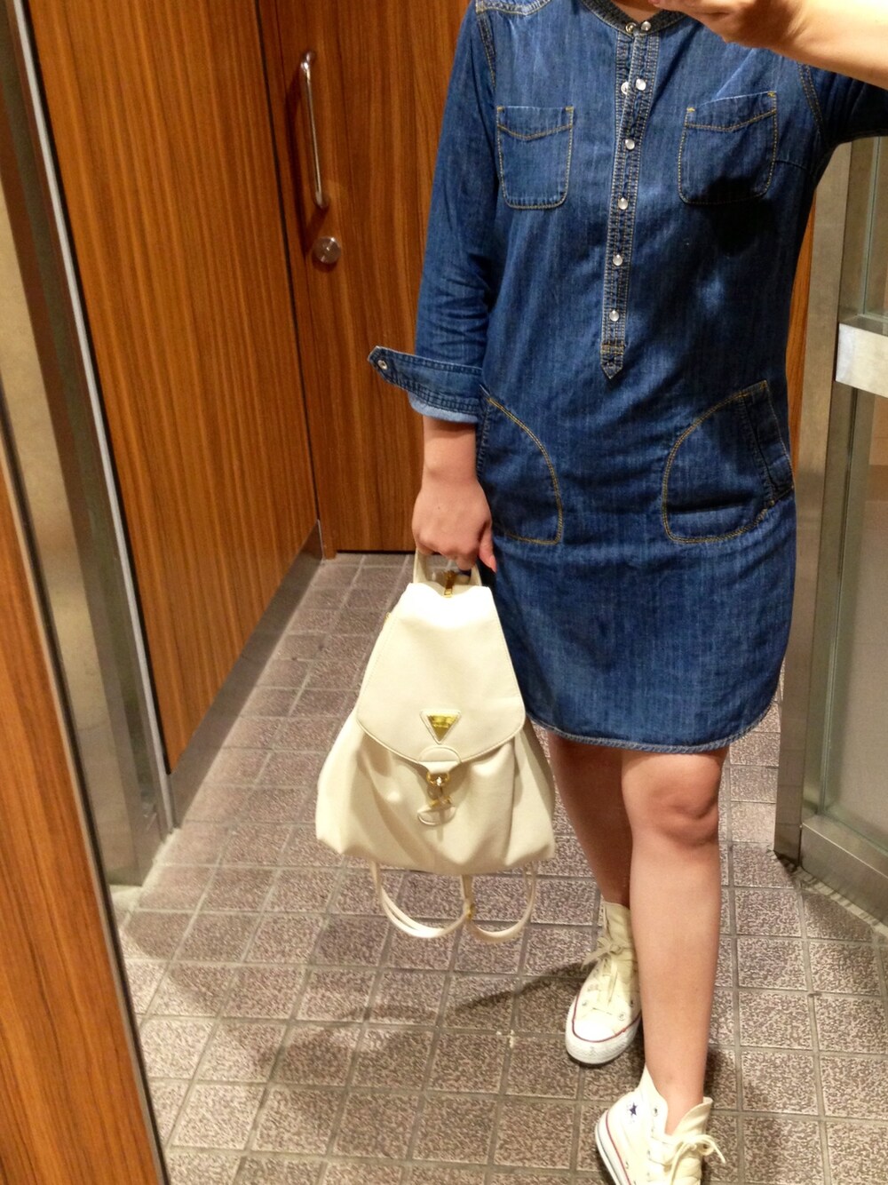 「スニーカー、デニム、リュック、旅行、デニムワンピース、ワンピース×スニーカー、smiスマイル☺、自分、不器用ですから」｜「green label relaxingの*GC デニム ワンピース 8SL（ワンピース、ブルー系）」を使った、あいうさん（レディース・159cm）の秋コーディネートの1枚目の写真