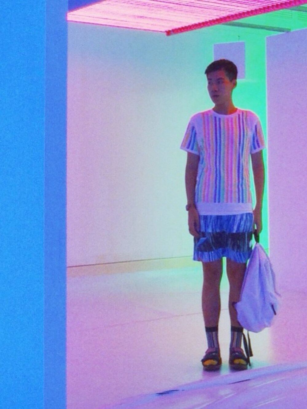 「blue、red、green、colorblock、stripes、neon、rainbow、surreal」｜「&salonのアイテム（Tシャツ/カットソー、ホワイト系）」を使った、Harry Shanさん（メンズ・180cm）の夏コーディネートの1枚目の写真