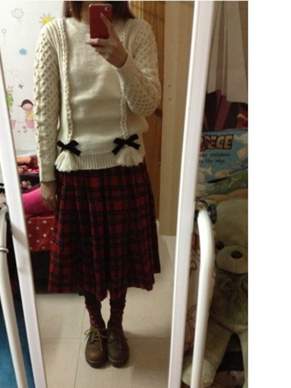 ホワイト系のニット/セーター、レッド系のスカート、ブラウン系のその他シューズを着用したレディースの冬コーディネートの1枚目の写真