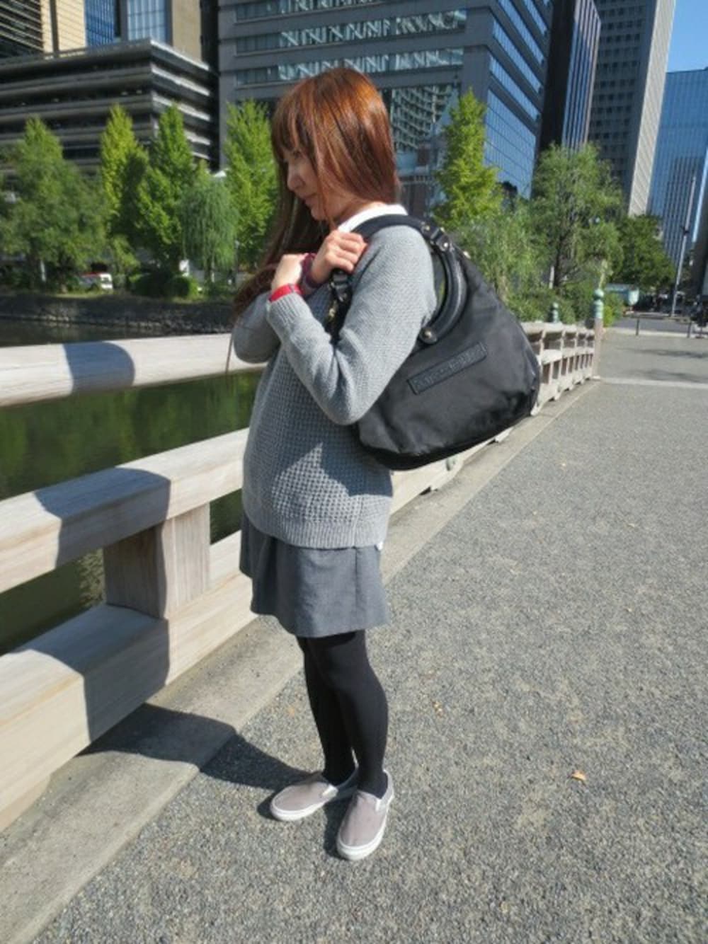 「スニーカー、カジュアル、レザー、ブラック、グレー、秋のコーデ、冬、ナイロン」｜「Felisiのハンドバッグ9333/DS（ハンドバッグ、ブラック系）」を使った、日本橋店スタッフさん（レディース・155cm）の秋コーディネートの1枚目の写真