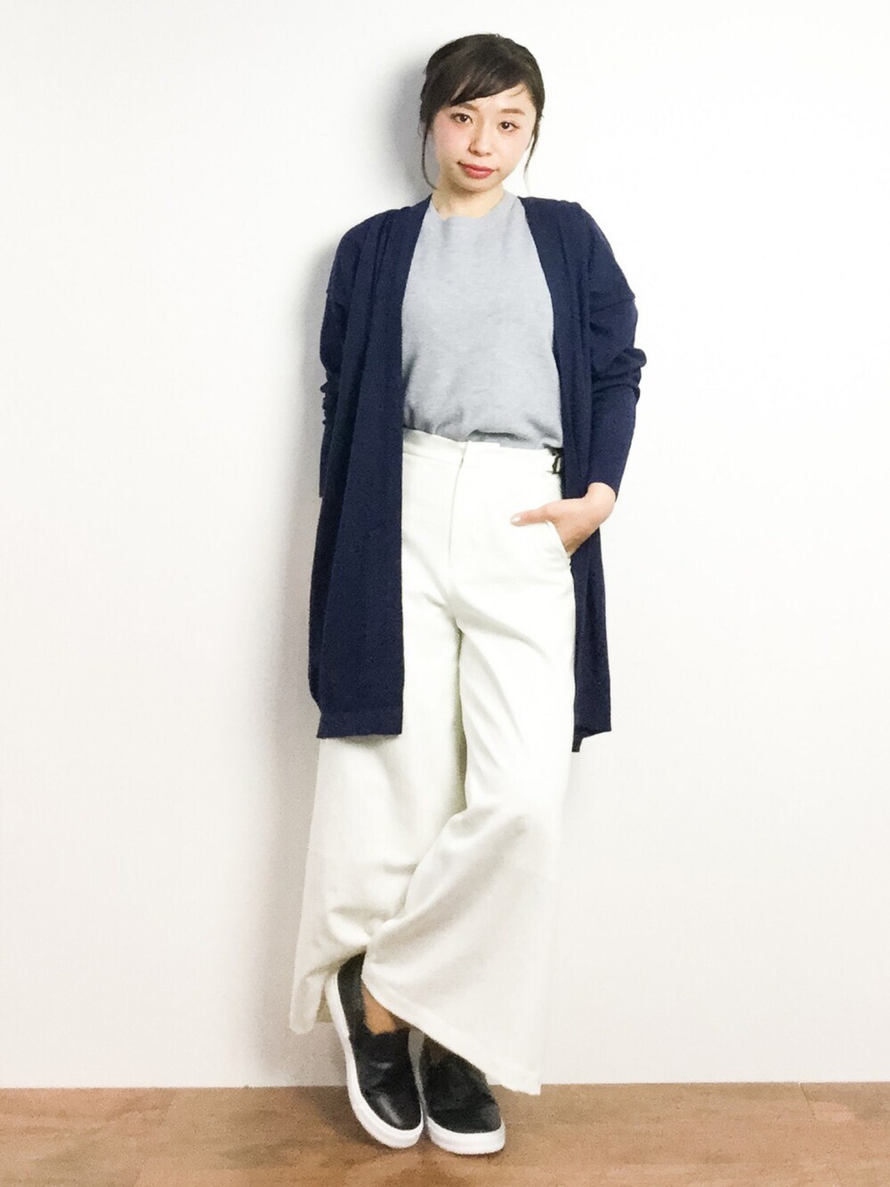 ブルー系のアンサンブル、ホワイト系のその他パンツを着用したレディースの春コーディネートの1枚目の写真