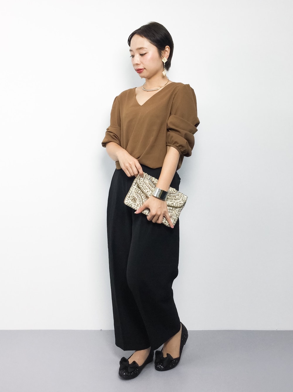 「ブラウス、黒、キレイめ、おでかけ、ootd、outfit、秋コーデ、リボンパンプス、キャメル×黒、オトナ女子」｜「HAREの35MMメタルバングル(HARE)（バングル/リストバンド、シルバー系）」を使った、Rachelさん（レディース・149cm）の秋コーディネートの1枚目の写真