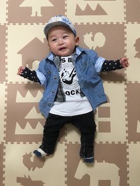 「アイテム（ロンパース、ブラック系）」を使った、00®︎さん（キッズ・70cm）の春コーディネート