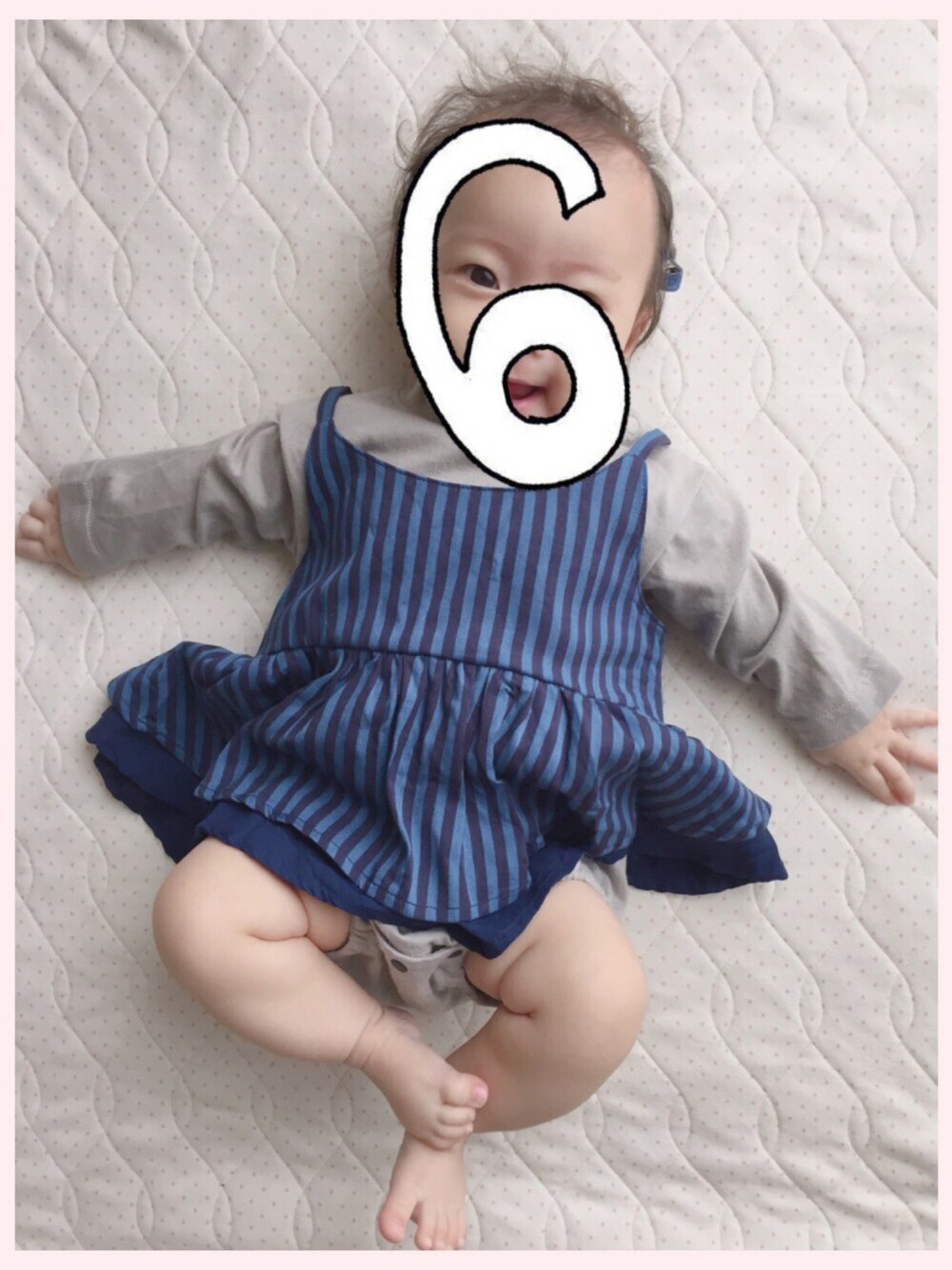 ブルー系のロンパース、ブルー系のバレッタ/ヘアクリップを着用したキッズの秋コーディネートの1枚目の写真