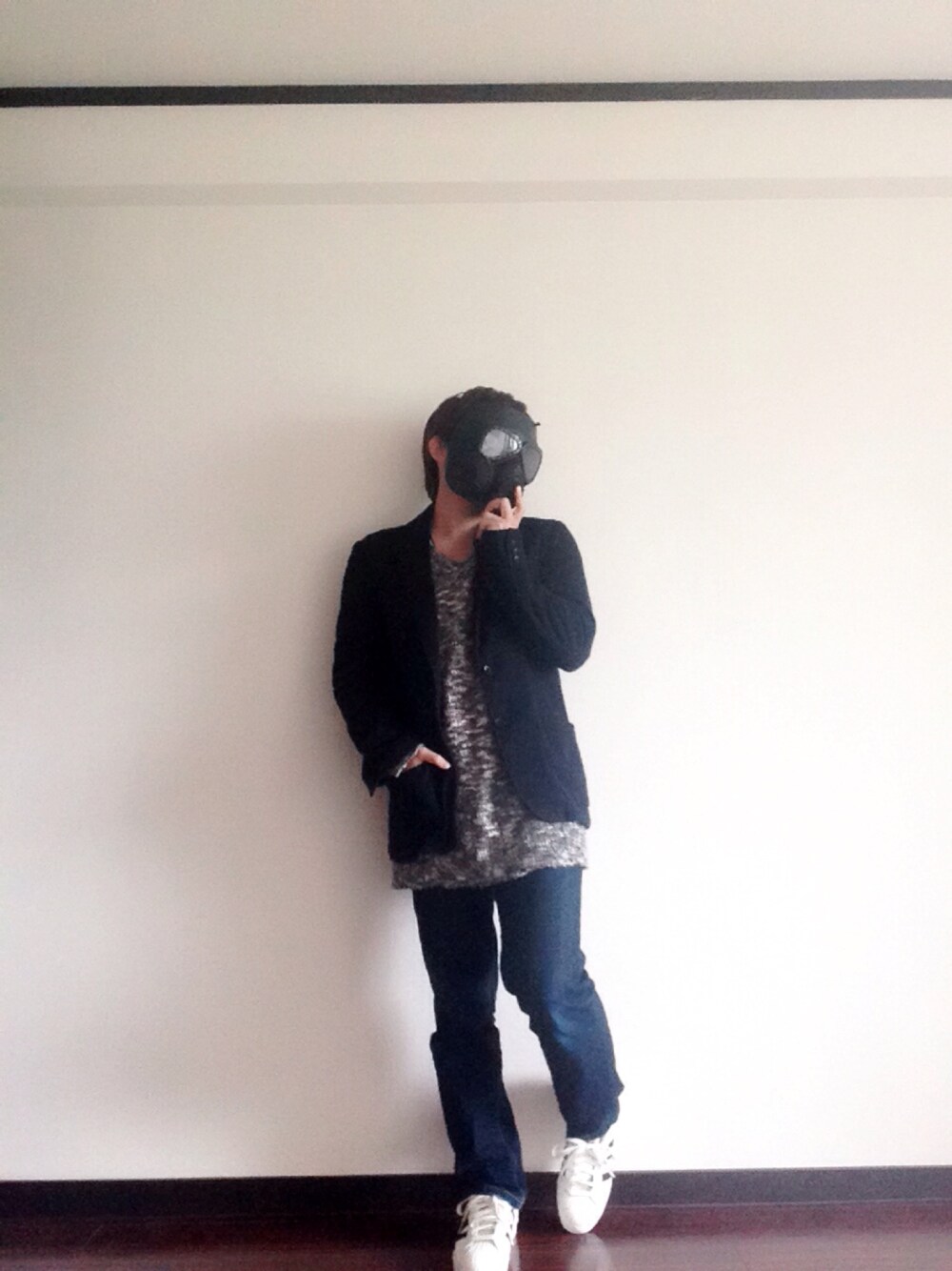 その他のニット/セーター、ホワイト系のスニーカーを着用したメンズの秋コーディネートの1枚目の写真