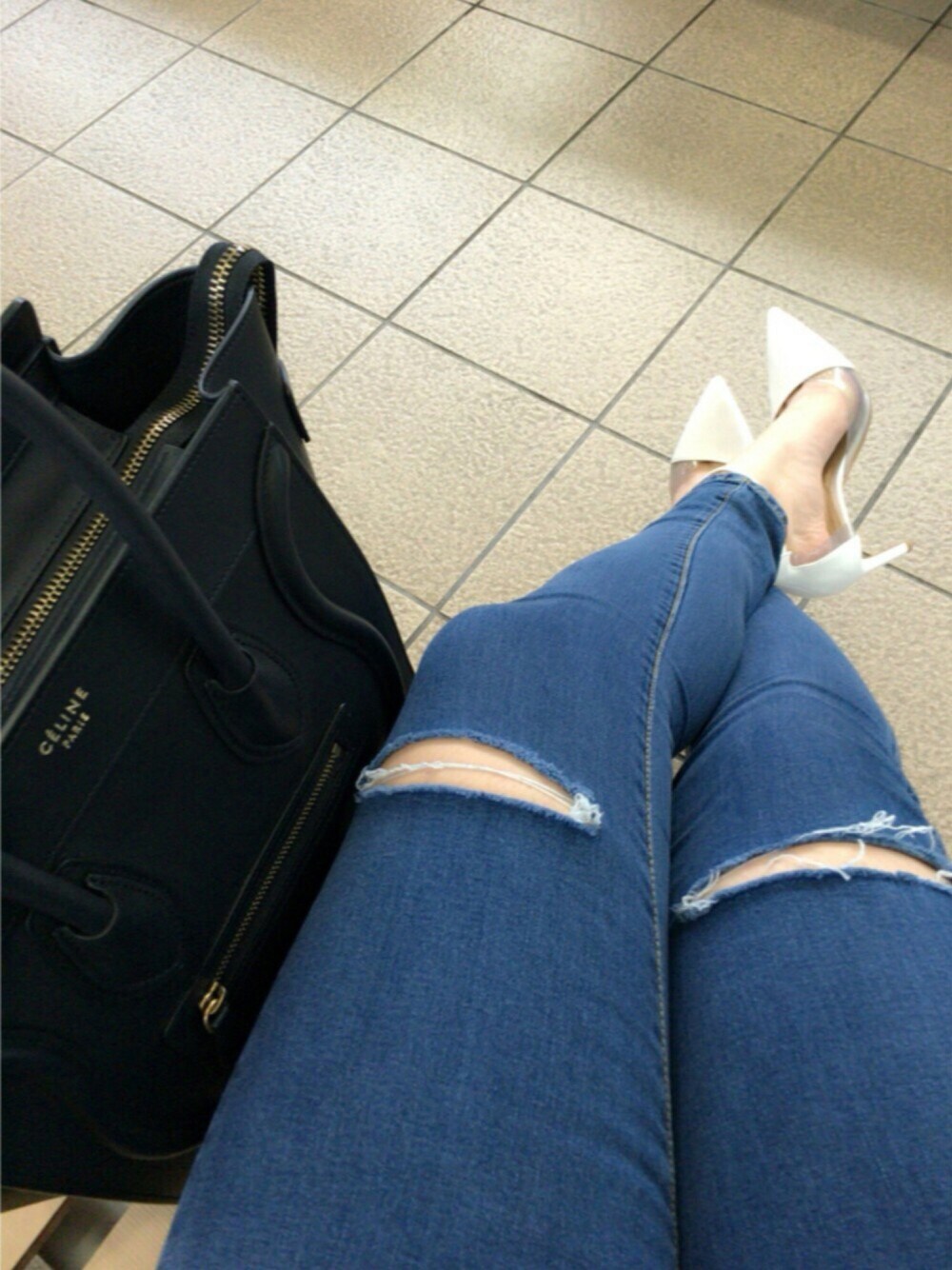 「夏、カジュアル、デニム、トートバッグ、CELINE、CELINE ラゲージ、ZARA、黒、Tシャツ×デニム、スキニーデニム」｜「ZARAのアイテム（パンプス、ホワイト系）」を使った、kaori_eさん（レディース・173cm）の夏コーディネートの1枚目の写真