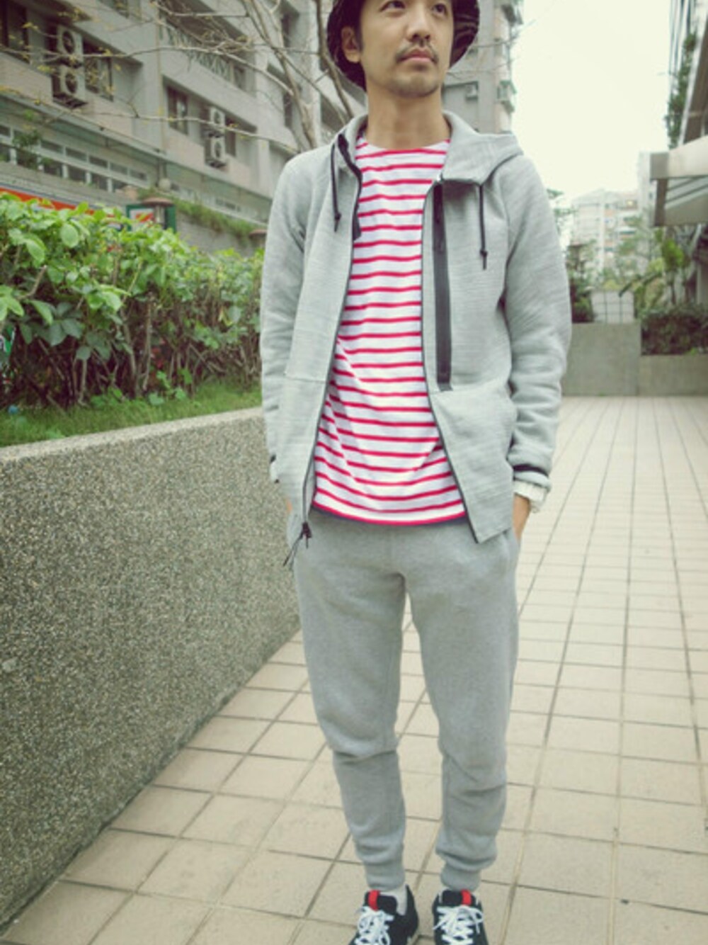 「NIKE、H&M、LOSERS、saint james、plain-me」｜「SAINT JAMESのボーダー柄長袖Tシャツ（Tシャツ/カットソー）」を使った、plain-me_Akkoさん（メンズ・177cm）の春コーディネートの1枚目の写真