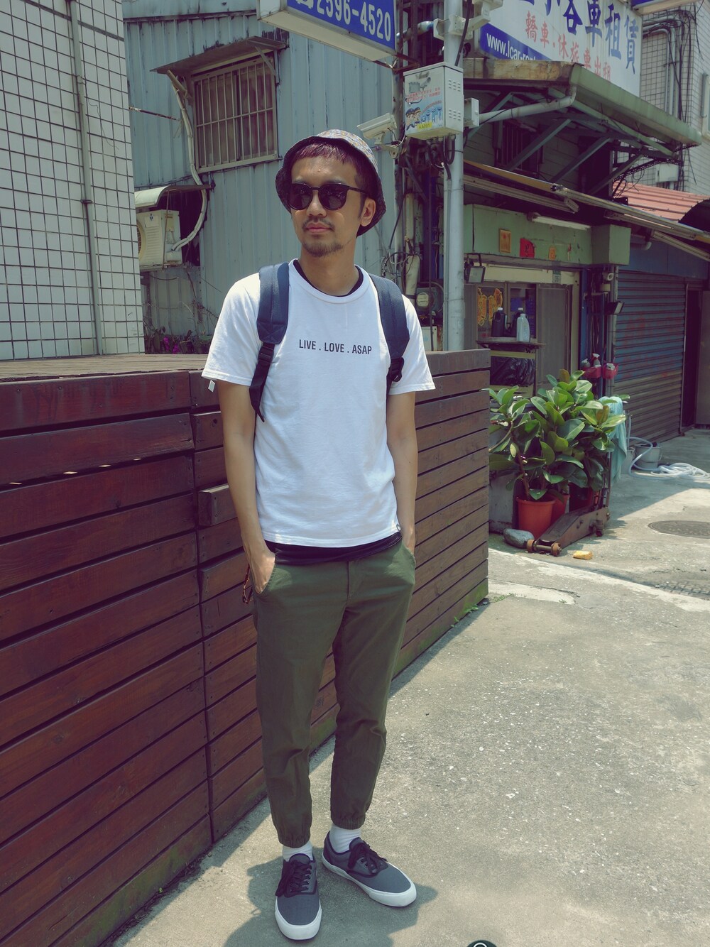 「united arrows、plain-me、mr.wandering man」｜「Mr.Wandering man　のMr.Wandering Man 後背包（バックパック/リュック、グリーン系）」を使った、plain-me_Akkoさん（メンズ・177cm）の夏コーディネートの1枚目の写真
