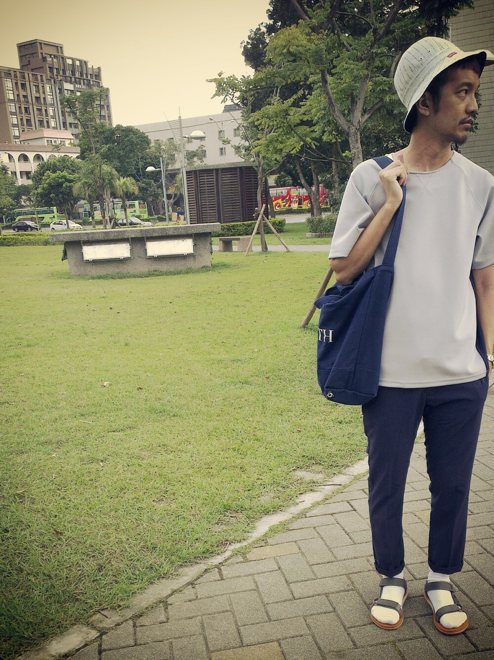 「happy、park」｜「plain-meの潛水布 Tshirt（パーカー、グレー系）」を使った、plain-me_Akkoさん（メンズ・177cm）の夏コーディネートの1枚目の写真