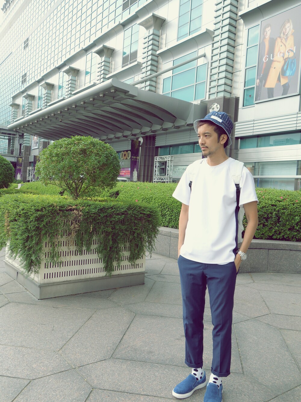 グレー系のパーカー、ブルー系のスニーカーを着用したメンズの秋コーディネートの1枚目の写真