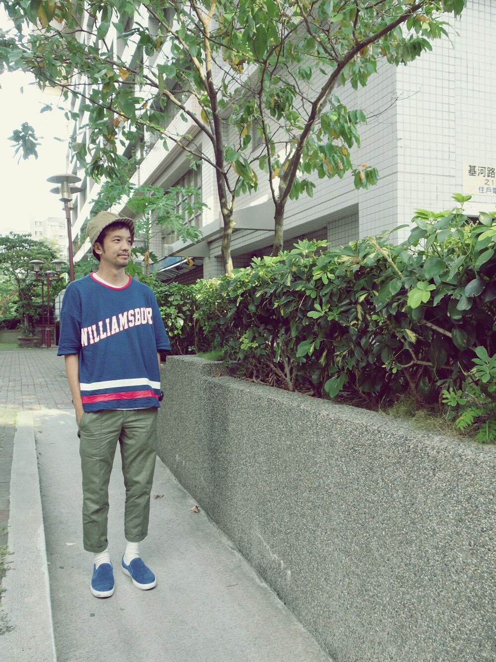 「VANS、VOTEMAKENEWCLOTHES、plain-me」｜「VOTE MAKE NEW CLOTHESの長袖Tシャツ【HARVARDコラボ】（Tシャツ/カットソー、レッド系）」を使った、plain-me_Akkoさん（メンズ・177cm）の秋コーディネートの1枚目の写真