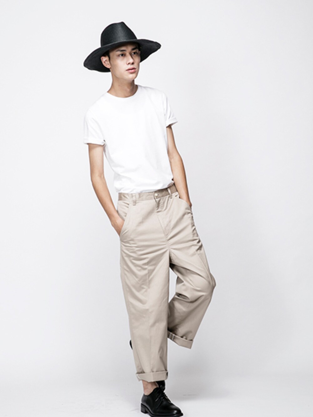 「YAECA、bread&Boxers 」｜「Tshirt（Tシャツ/カットソー、ホワイト系）」を使った、plain-me_Akkoさん（メンズ・177cm）の秋コーディネートの1枚目の写真