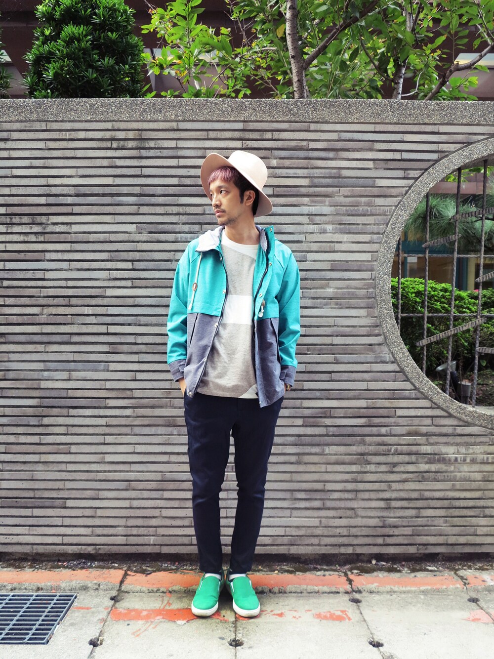 「outdoor、casual、plain-me」｜「plain-meの風衣外套（スタジャン、グリーン系）」を使った、plain-me_Akkoさん（メンズ・177cm）の秋コーディネートの1枚目の写真