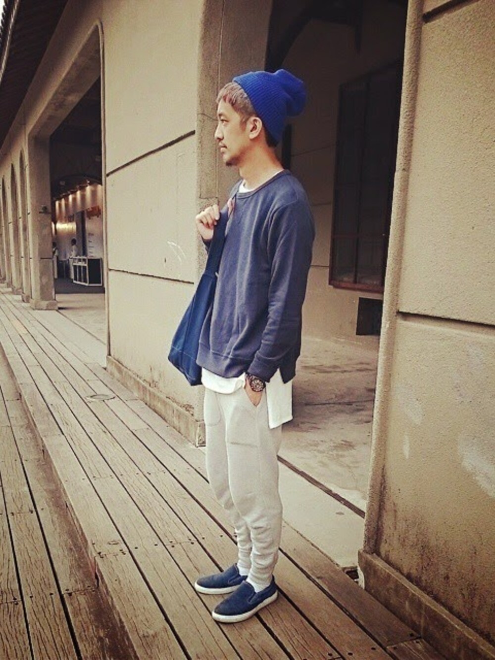 「sweater、slipon、plain-me」｜「plain-meの棉褲（チノパンツ、グレー系）」を使った、plain-me_Akkoさん（メンズ・177cm）の秋コーディネートの1枚目の写真