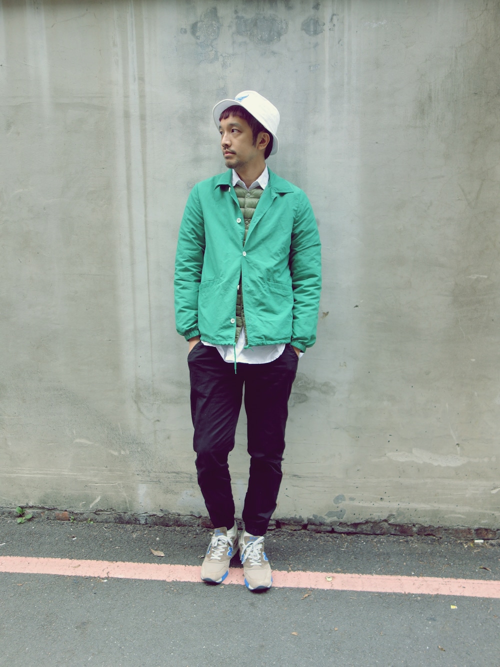 「New Balance、coach jacket、VOTEMAKENEWCLOTHES、plain-me、jogger pants」｜「plain-meの條紋拉鍊縮口長褲（パンツ、その他）」を使った、plain-me_Akkoさん（メンズ・177cm）の冬コーディネートの1枚目の写真