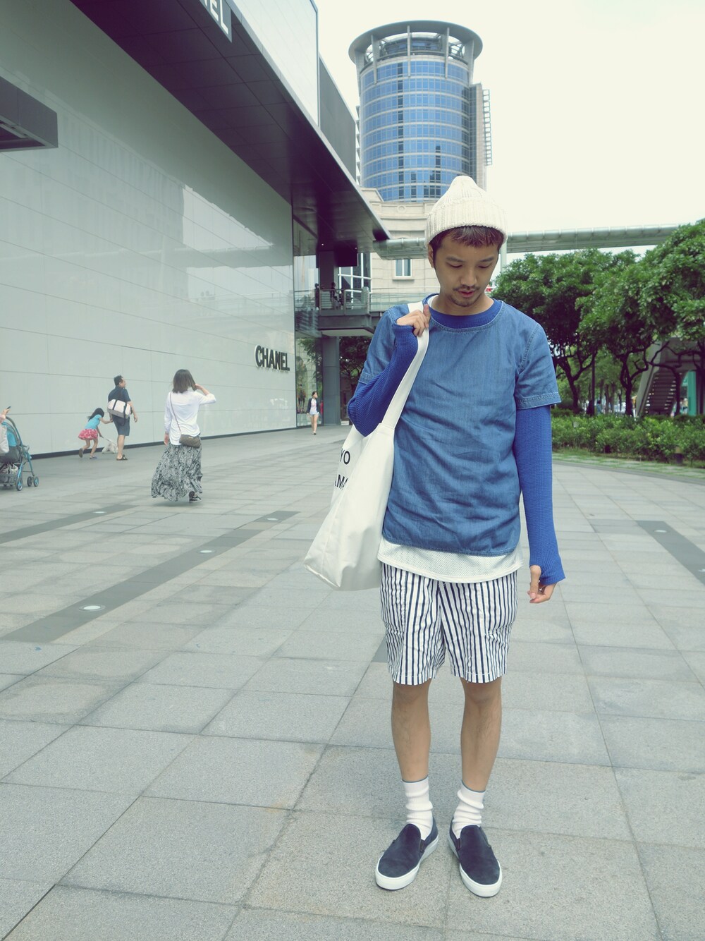 ブルー系のトートバッグ、ホワイト系のその他を着用したメンズの春コーディネートの1枚目の写真