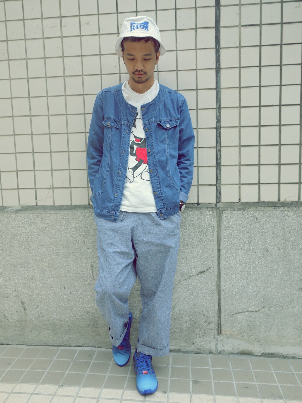 ブルー系のスニーカー、その他のパンツ、その他のその他を着用したメンズの春コーディネートの1枚目の写真