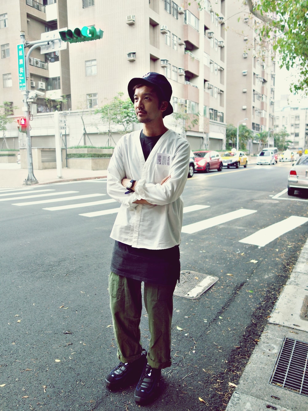 「NIKE、YAECA、BEAUTY&YOUTH UNITED ARROWS、plain-me」｜「plain-meの極簡V領開釦棒球襯衫（その他、ホワイト系）」を使った、plain-me_Akkoさん（メンズ・177cm）の夏コーディネートの1枚目の写真