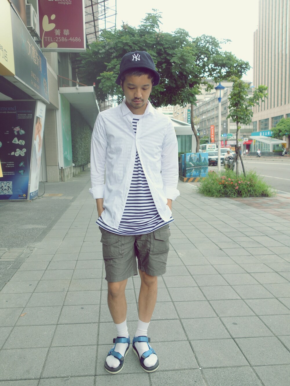 ブラウン系のカーゴパンツ、ブラック系のTシャツ/カットソー、その他のその他を着用したメンズの夏コーディネートの1枚目の写真