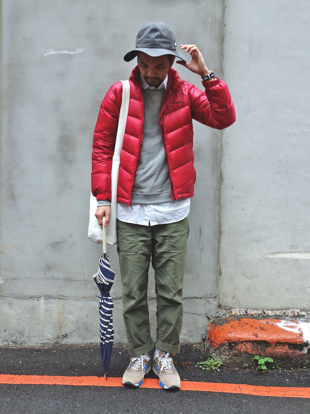 ホワイト系のその他を着用したメンズの冬コーディネートの1枚目の写真