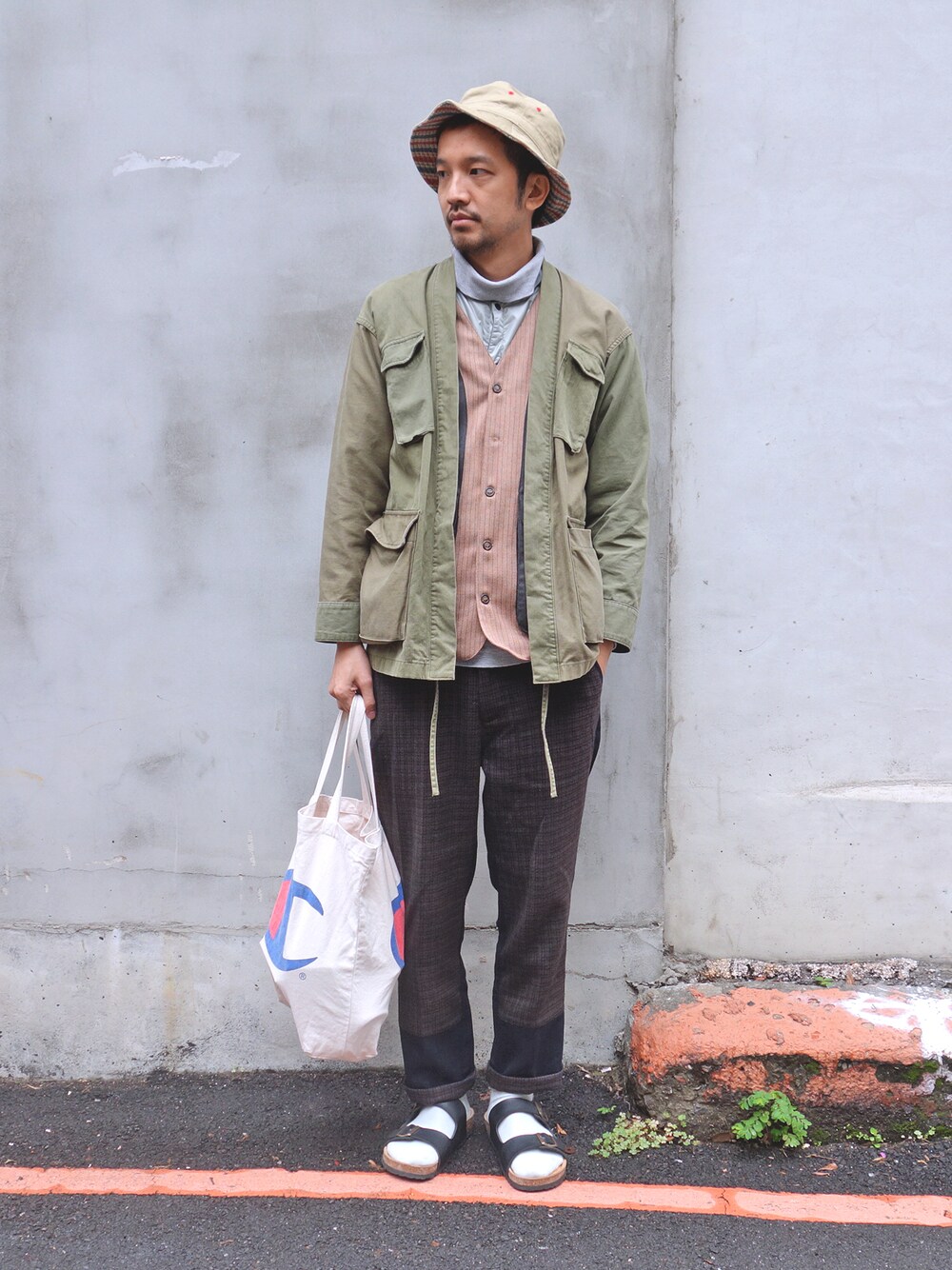 ブラウン系のノーカラージャケットを着用したメンズの春コーディネートの1枚目の写真