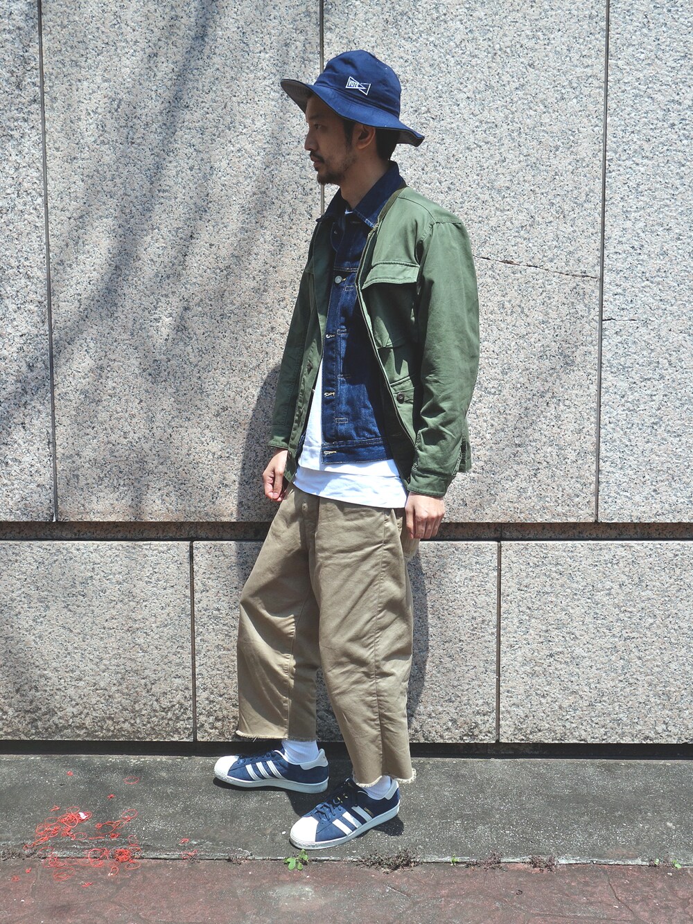 「adidas、VOTEMAKENEWCLOTHES、plain-me」｜「GARDENの卡其褲（その他パンツ、ベージュ系）」を使った、plain-me_Akkoさん（メンズ・177cm）の春コーディネートの1枚目の写真