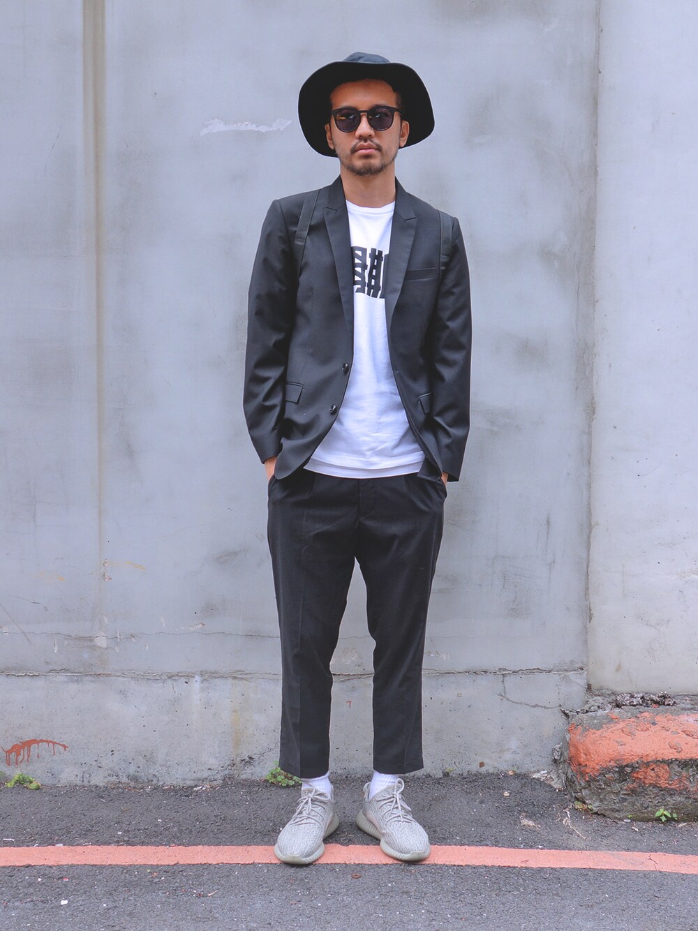 「yeezy、plain-me、 ALT」｜「plain-meの西裝外套（スーツジャケット、ブラック系）」を使った、plain-me_Akkoさん（メンズ・177cm）の春コーディネートの1枚目の写真