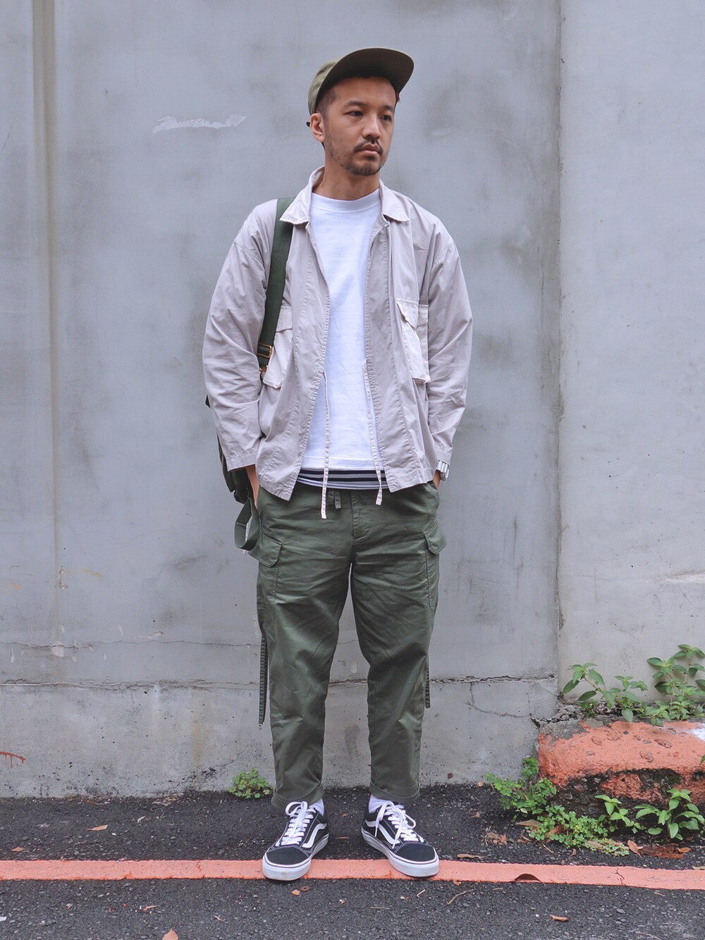 「VANS、plain-me」｜「plain-meの包包（バックパック/リュック、ホワイト系）」を使った、plain-me_Akkoさん（メンズ・177cm）の夏コーディネートの1枚目の写真