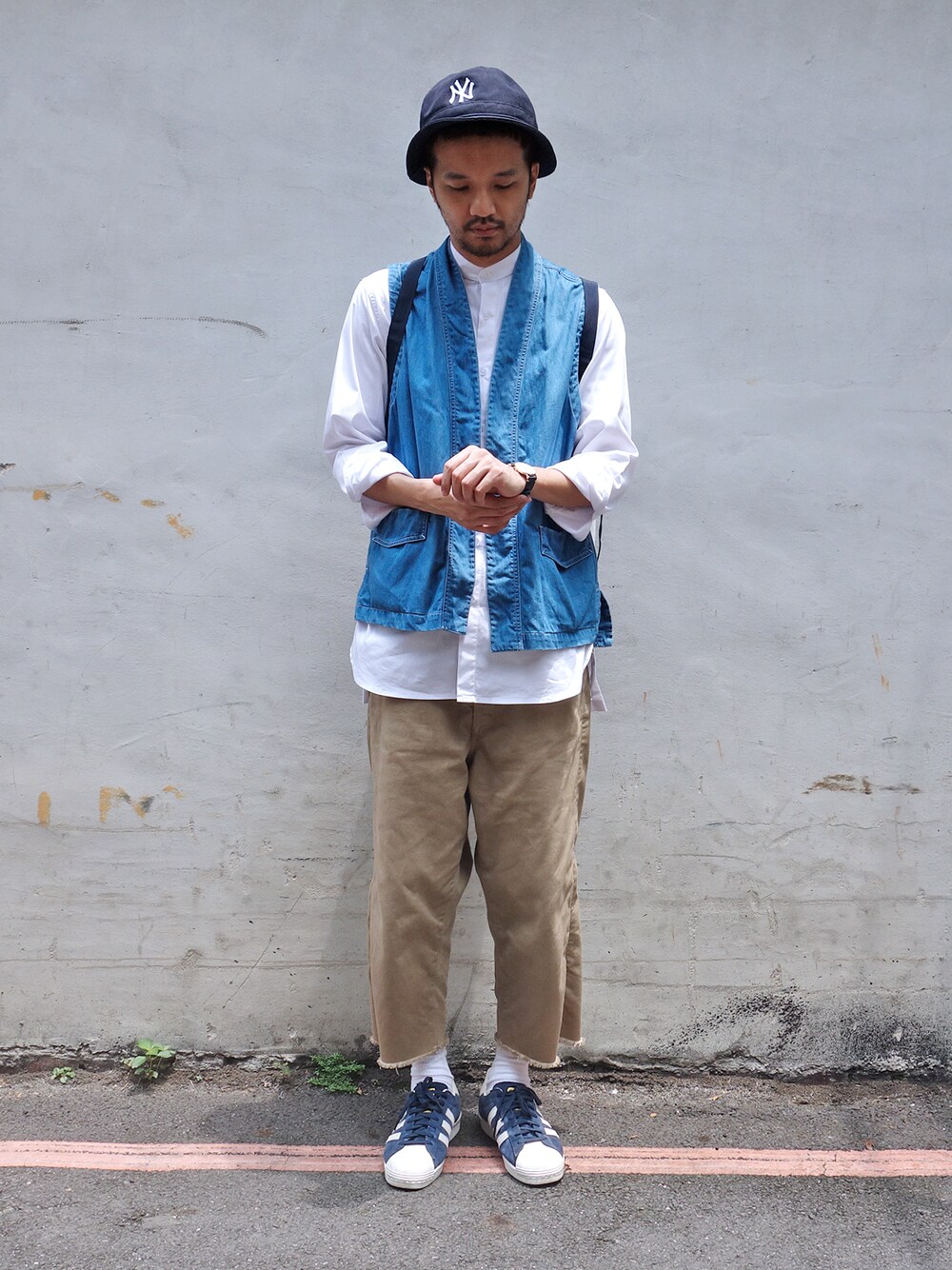 「adidas、BEAUTY & YOUTH、plain-me」｜「plain-meの和風背心（ベスト、ブルー系）」を使った、plain-me_Akkoさん（メンズ・177cm）の夏コーディネートの1枚目の写真