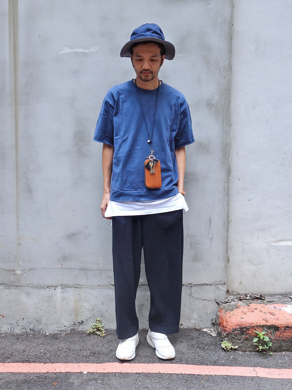 ホワイト系のスニーカーを着用したメンズの夏コーディネートの1枚目の写真