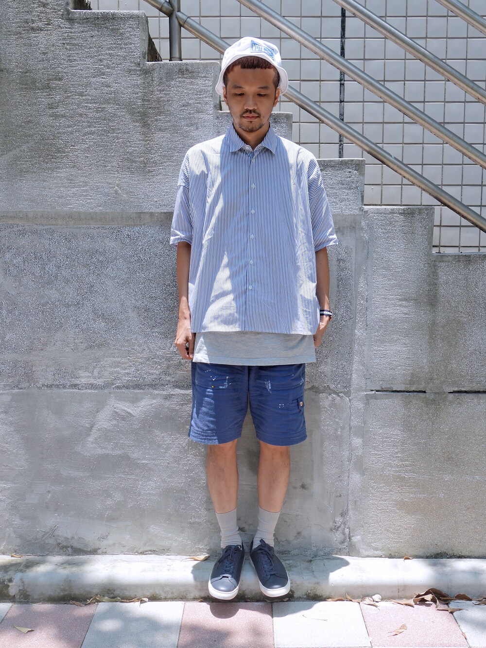 ブルー系のその他アウターを着用したメンズの夏コーディネートの1枚目の写真
