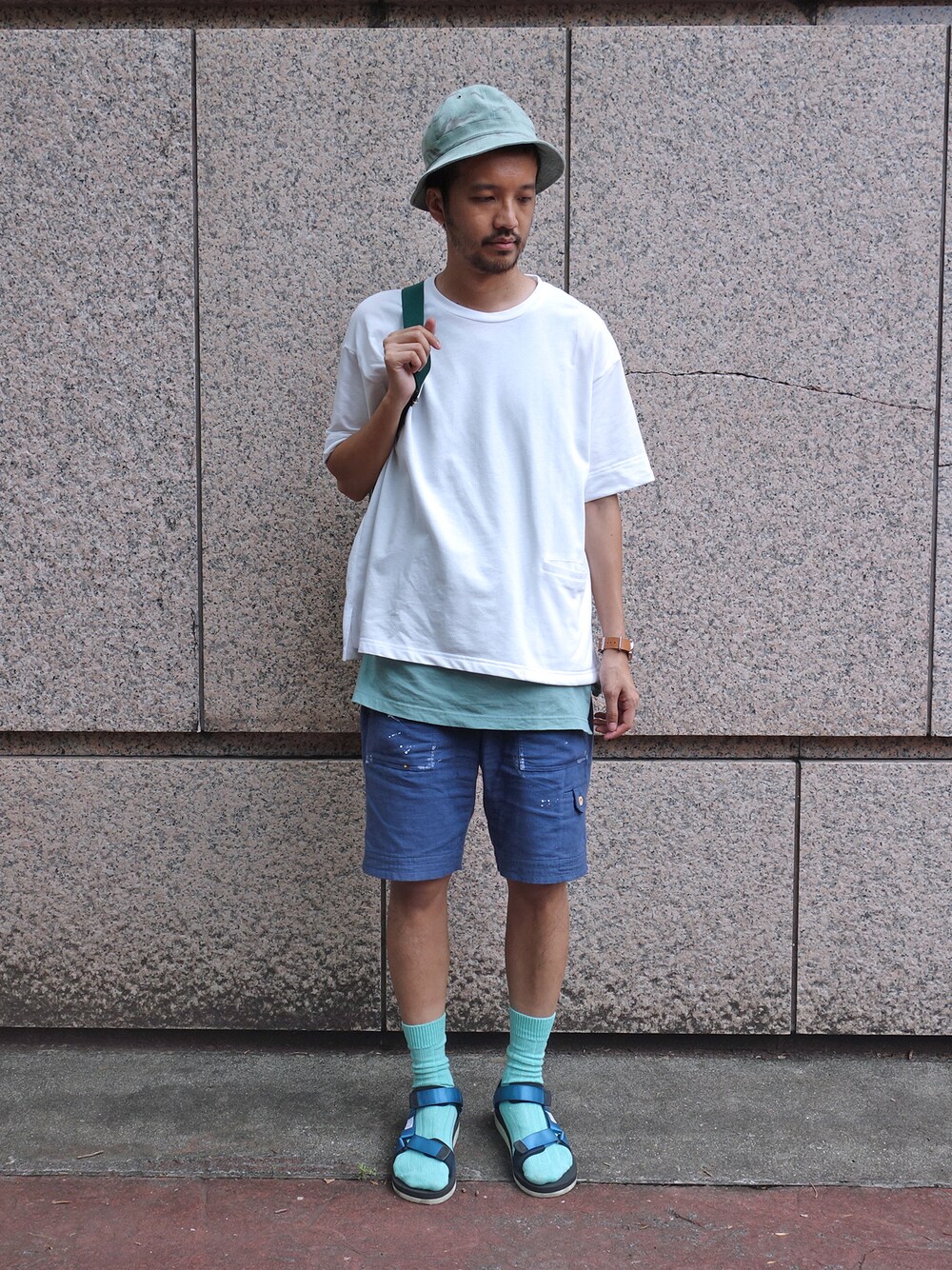 ホワイト系のTシャツ/カットソーを着用したメンズの夏コーディネートの1枚目の写真