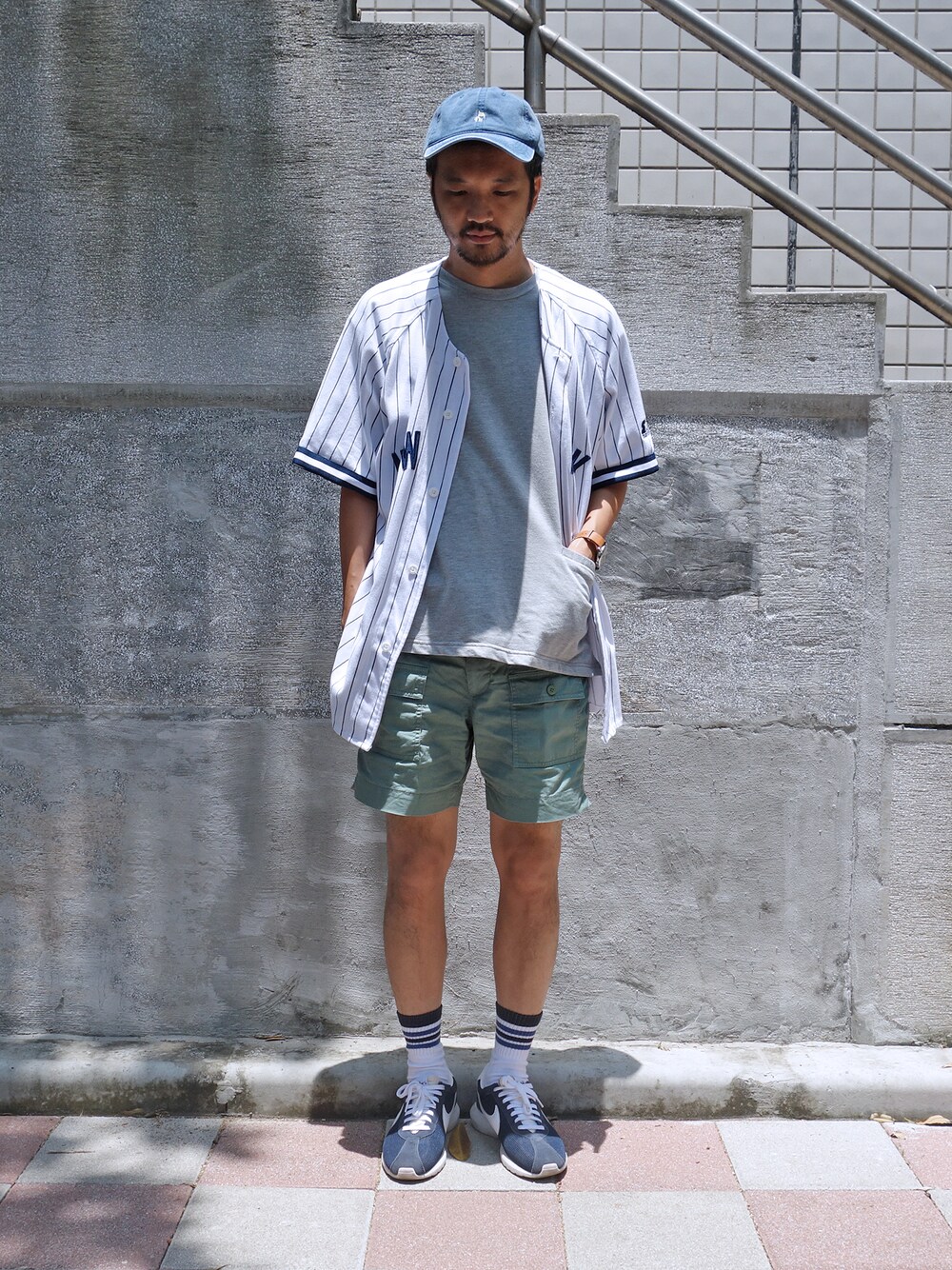 ホワイト系のTシャツ/カットソーを着用したメンズの夏コーディネートの1枚目の写真