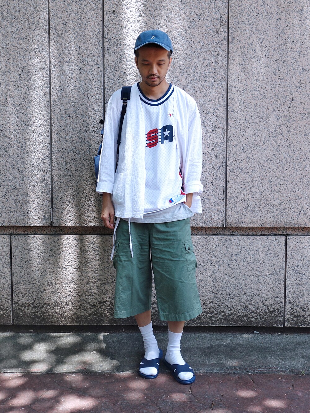 「Champion、URBAN RESEARCH、 plain-me」｜「plain-meのplain-me x URBAN RESEARCH BAG（クラッチバッグ、ブラウン系）」を使った、plain-me_Akkoさん（メンズ・177cm）の夏コーディネートの1枚目の写真