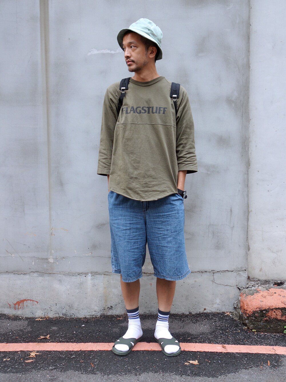 「URBAN RESEARCH、plain-me」｜「plain-meのplain-me x URBAN RESEARCH BAG（クラッチバッグ、ブラウン系）」を使った、plain-me_Akkoさん（メンズ・177cm）の夏コーディネートの1枚目の写真