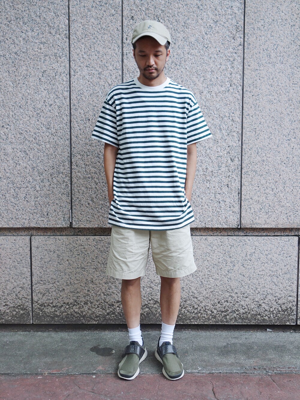 ホワイト系のTシャツ/カットソーを着用したメンズの夏コーディネートの1枚目の写真