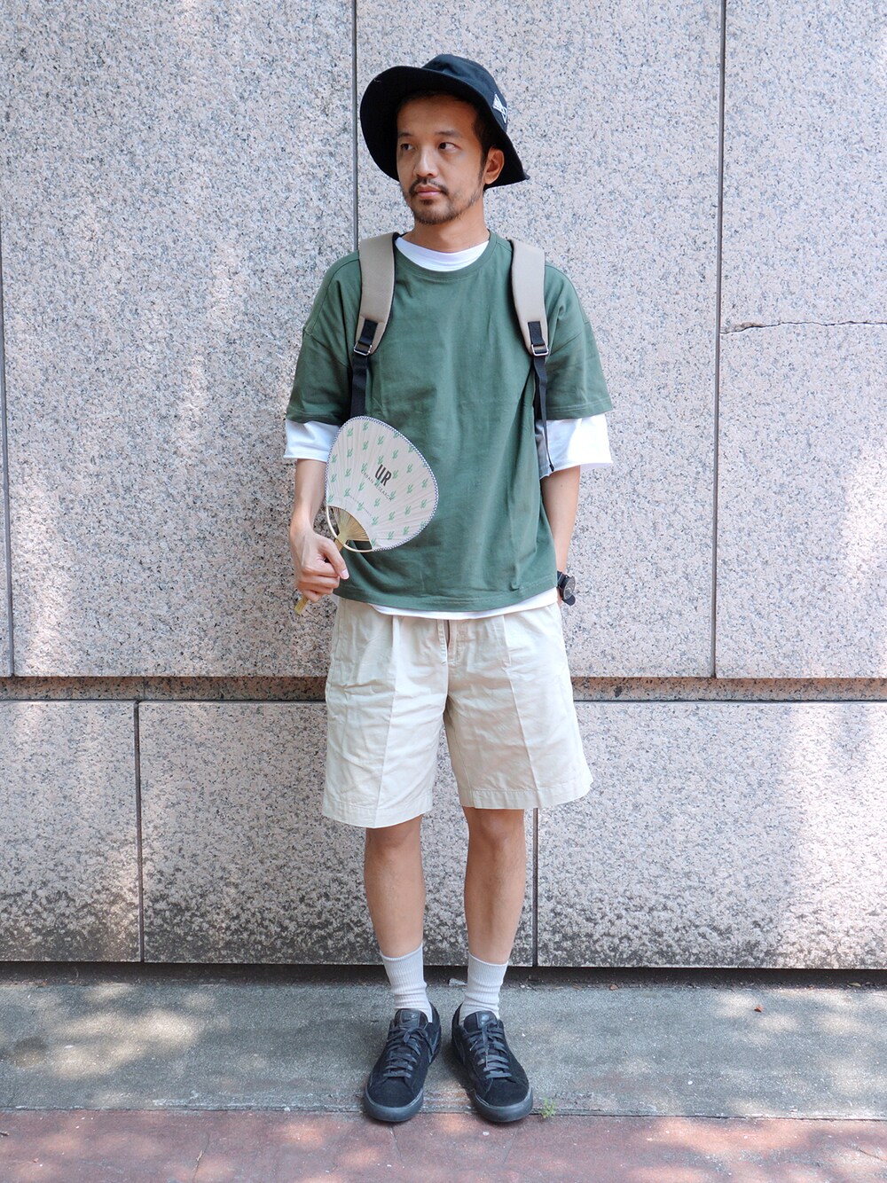 ホワイト系のTシャツ/カットソーを着用したメンズの秋コーディネートの1枚目の写真