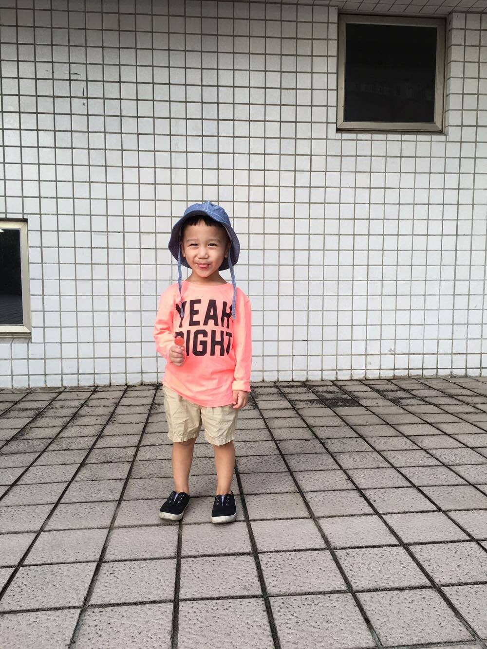 ブルー系のその他パンツを着用したメンズの秋コーディネートの1枚目の写真