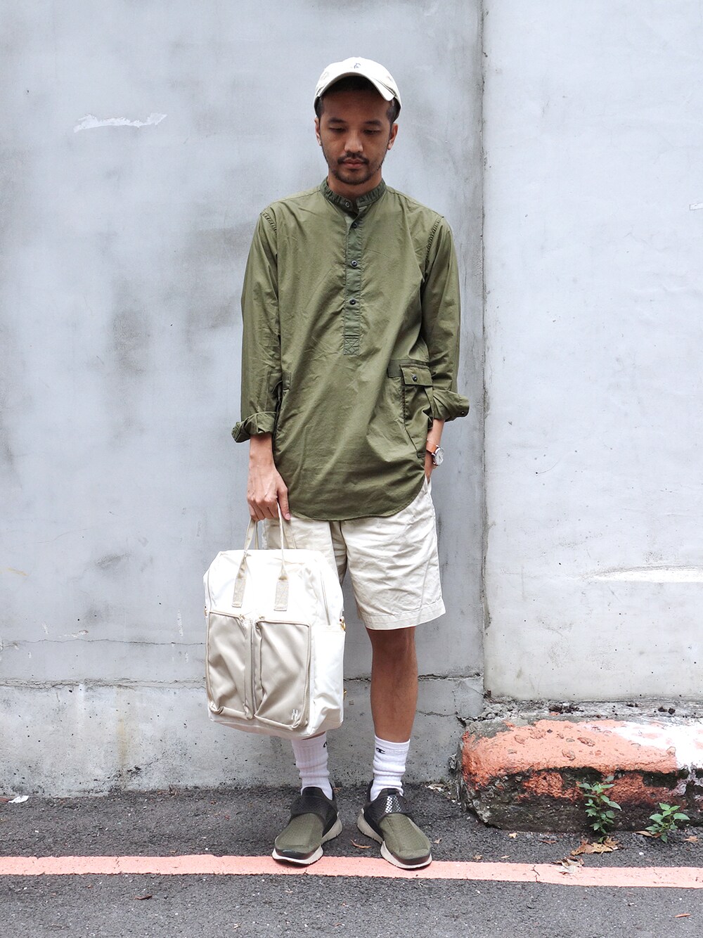 「plain-me、 yardage」｜「plain-meのplain-me x URBAN RESEARCH BAG（クラッチバッグ、ブラウン系）」を使った、plain-me_Akkoさん（メンズ・177cm）の秋コーディネートの1枚目の写真