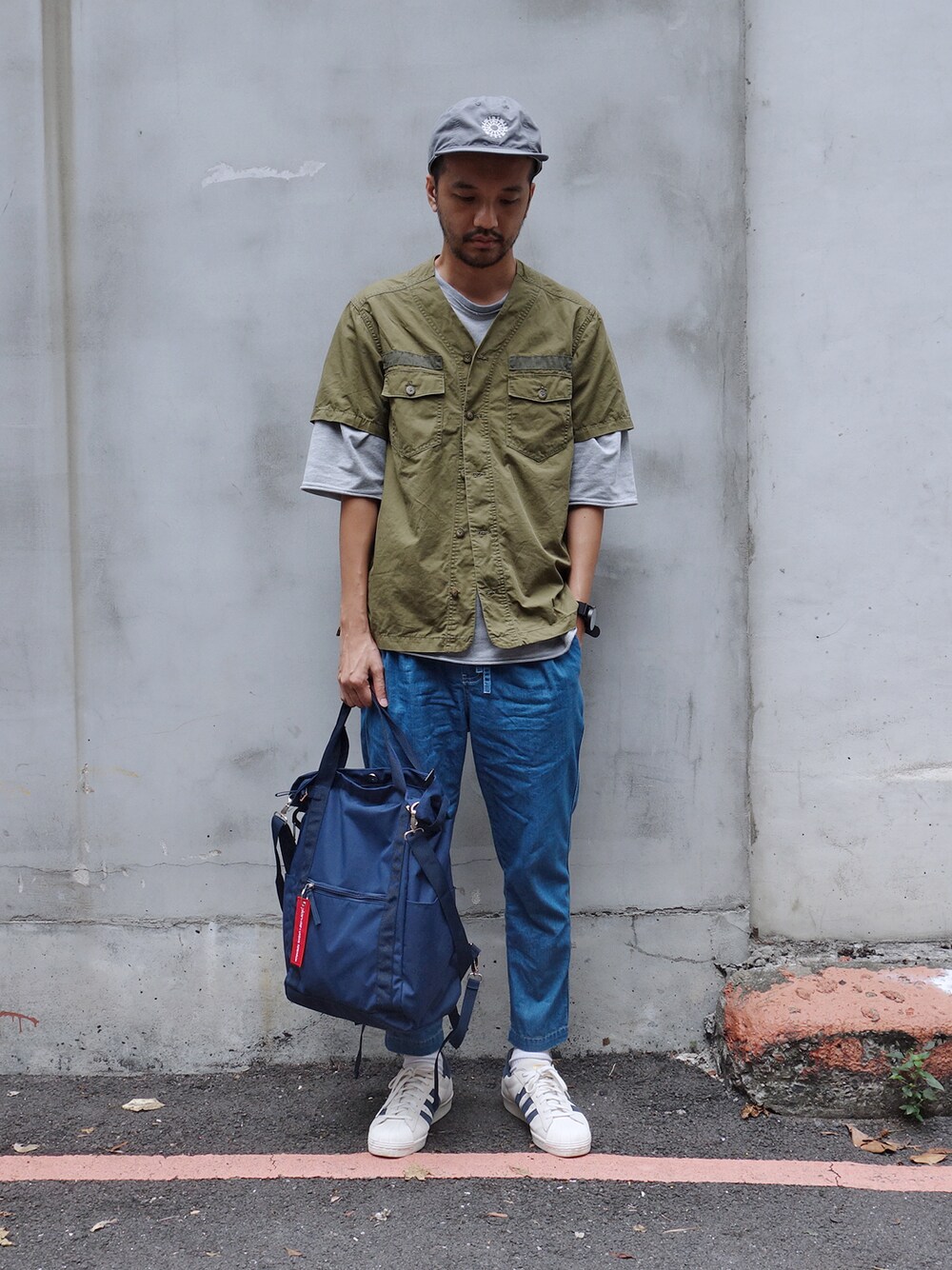 「adidas、 plain-me、gwynn」｜「plain-meのplain-me x URBAN RESEARCH BAG（クラッチバッグ、ブラウン系）」を使った、plain-me_Akkoさん（メンズ・177cm）の秋コーディネートの1枚目の写真