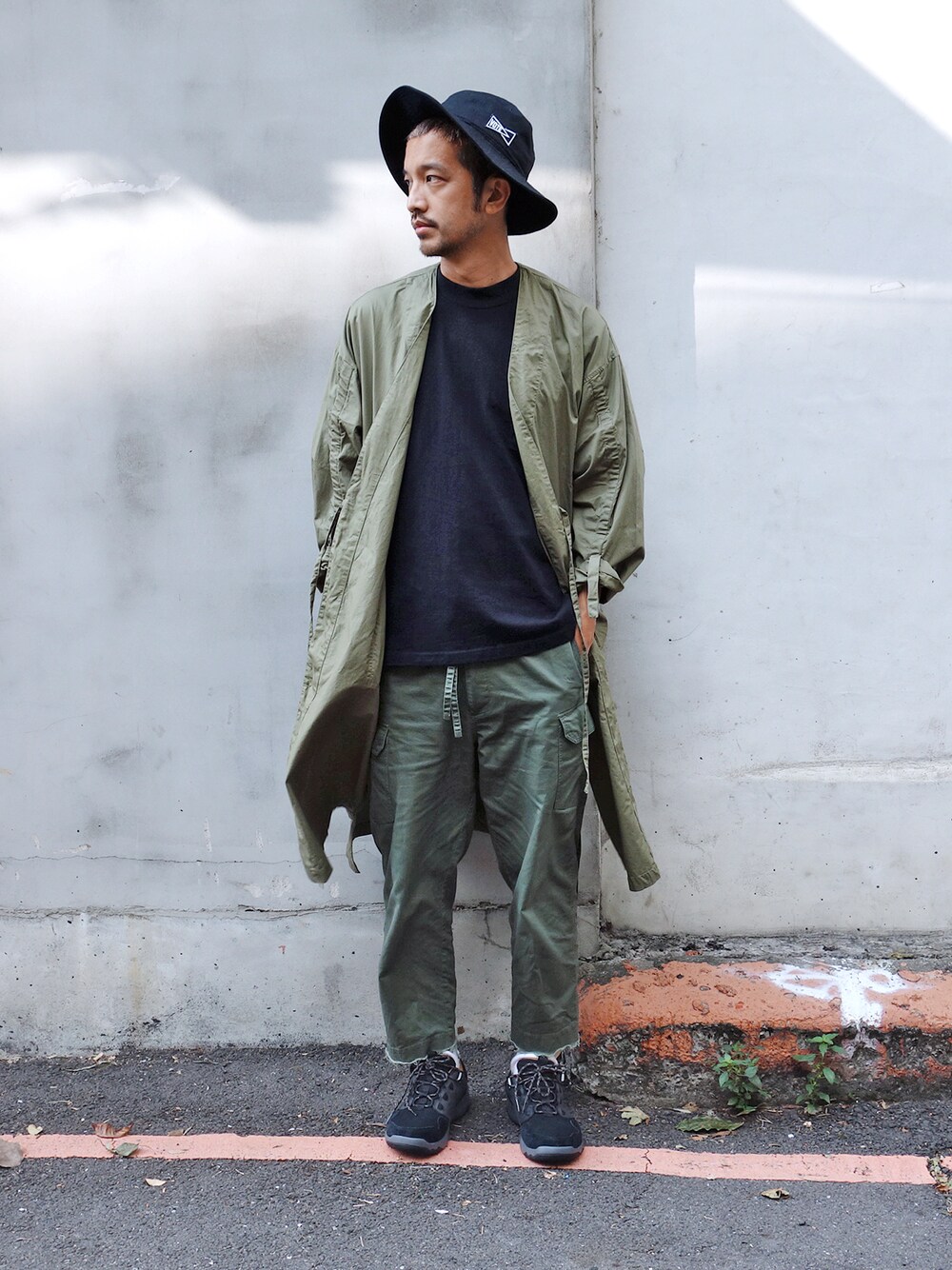 「NIKE、VOTEMAKENEWCLOTHES、plain-me」｜「plain-meのplain-me x URBAN RESEARCH BAG（クラッチバッグ、ブラウン系）」を使った、plain-me_Akkoさん（メンズ・177cm）の秋コーディネートの1枚目の写真