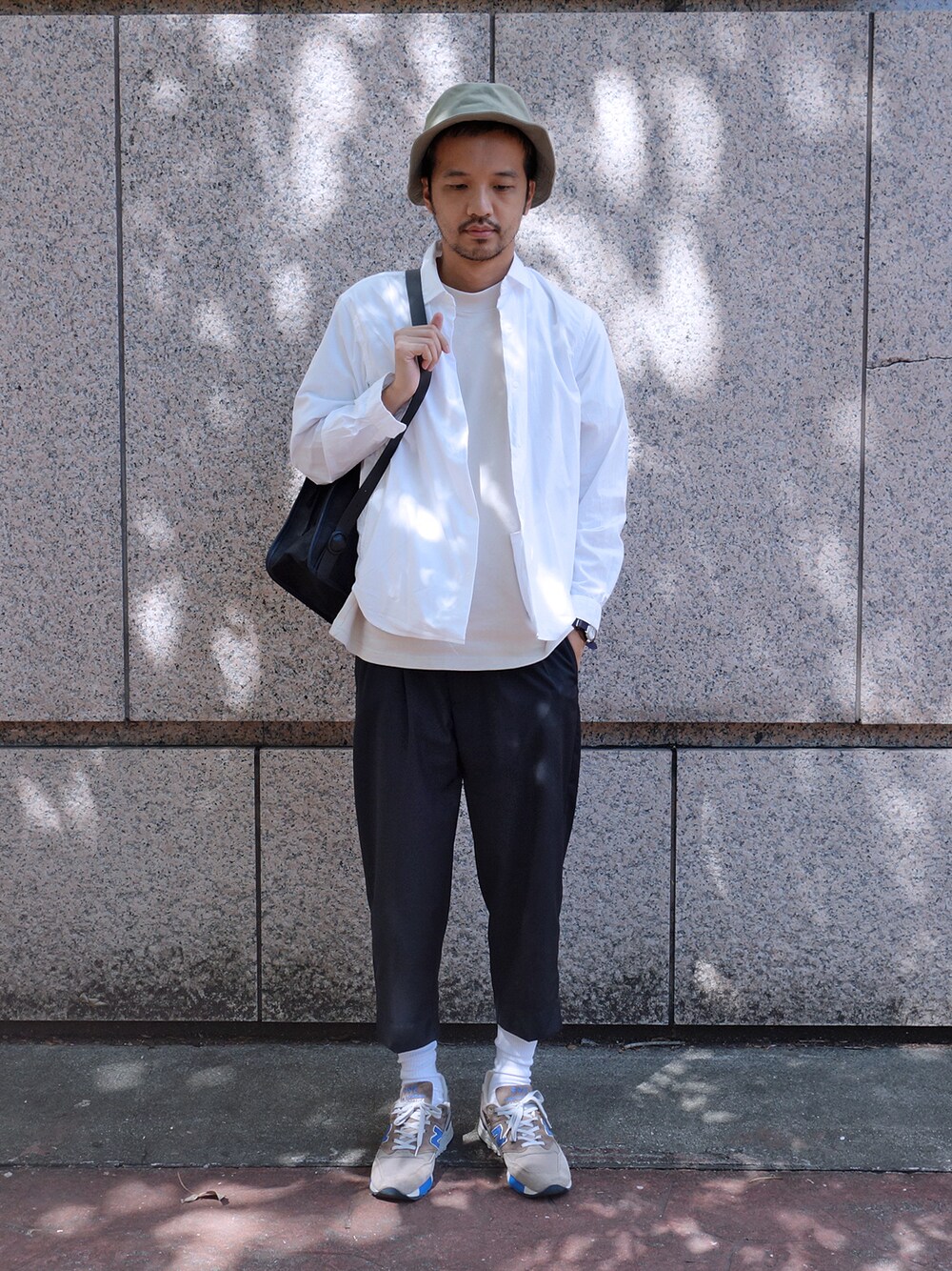 「YAECA、plain-me」｜「plain-meのplain-me x URBAN RESEARCH BAG（クラッチバッグ、ブラウン系）」を使った、plain-me_Akkoさん（メンズ・177cm）の秋コーディネートの1枚目の写真