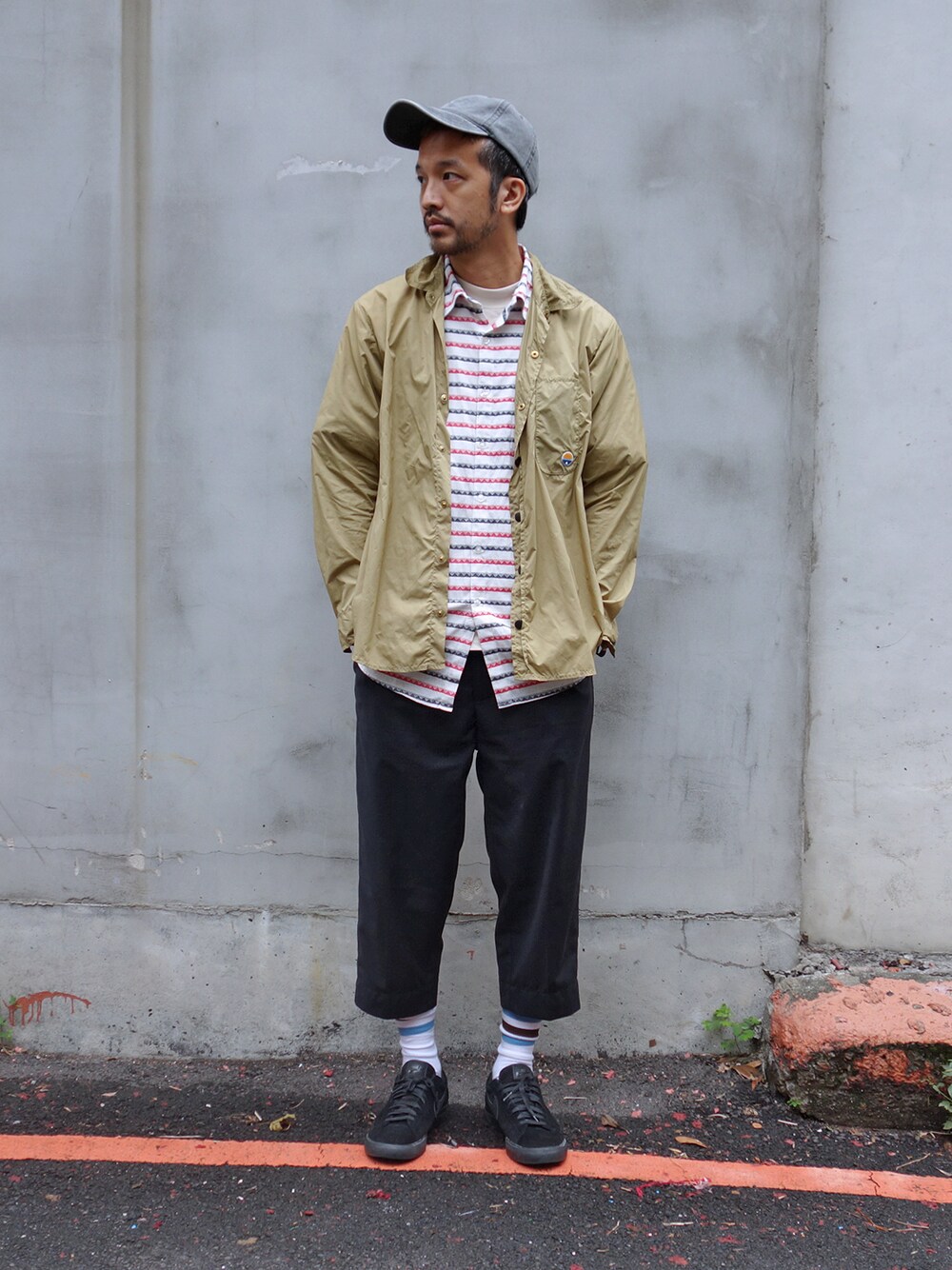 「URBAN RESEARCH、plain-me」｜「plain-meのplain-me x URBAN RESEARCH BAG（クラッチバッグ、ブラウン系）」を使った、plain-me_Akkoさん（メンズ・177cm）の秋コーディネートの1枚目の写真