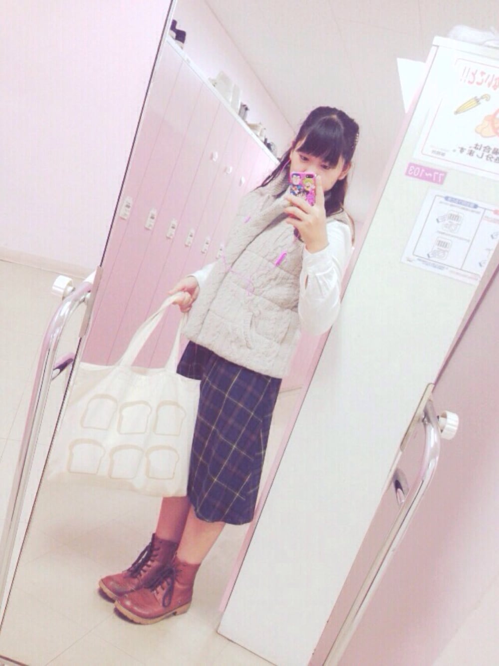 「RETOROGIRL、ニットベスト、秋冬コーデ、パン部、バイト前」｜「RETRO GIRLのアイテム（ダウンベスト、ベージュ系）」を使った、pochicoさん（レディース・151cm）の秋コーディネートの1枚目の写真