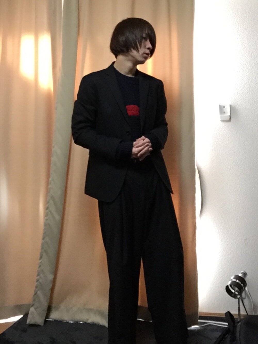 ブルー系のニット/セーター、ブラック系のその他パンツ、ブラック系のテーラードジャケットを着用したメンズの秋コーディネートの1枚目の写真