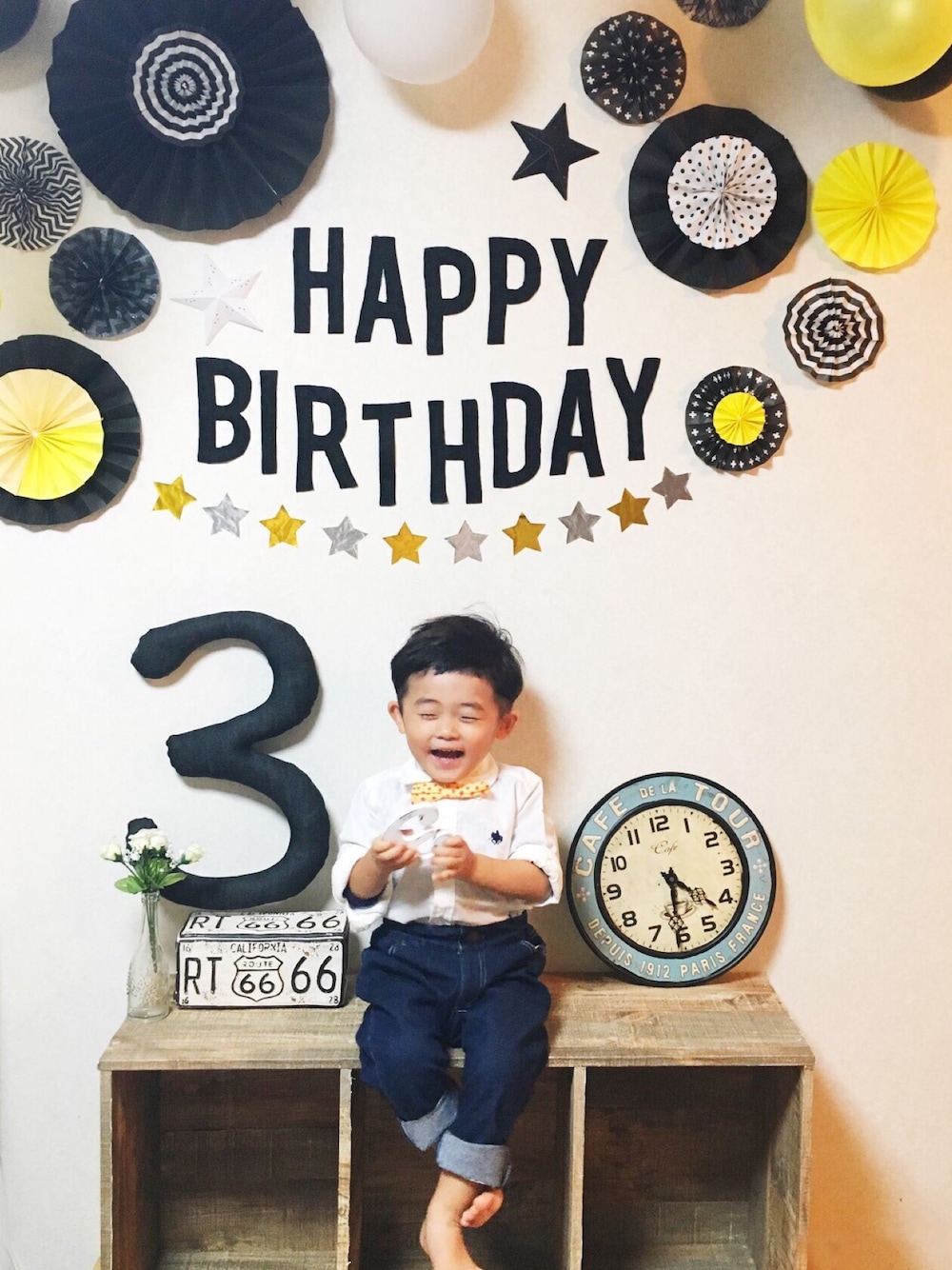 「白シャツ、誕生日、デニム、サルエル、たらちゃんヘアー、3歳、蝶ネクタイ、シンプル、男の子コーデ」｜「POLO RALPH LAURENのアイテム（シャツ/ブラウス、ホワイト系）」を使った、kokokunさん（キッズ・90cm）の秋コーディネートの1枚目の写真