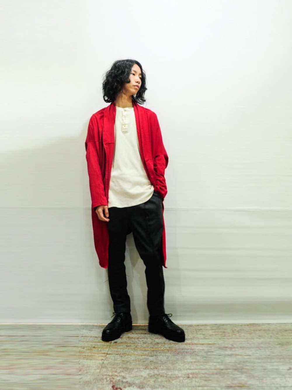 ホワイト系のTシャツ/カットソー、ブラック系のチノパンツ、ブラック系のその他シューズを着用したメンズの冬コーディネートの1枚目の写真