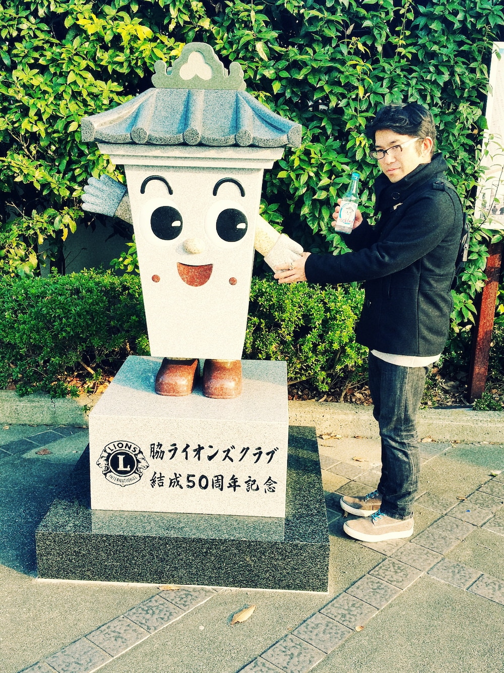 「うだつまるサイダー、徳島県、紅葉凄かった」｜「COACHのアイテム（ボディバッグ/ウエストポーチ、ブラック系）」を使った、DJKAMANO🎧さん（メンズ・164cm）の秋コーディネートの1枚目の写真